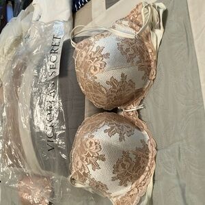 Victoria's Secret Floral Lace Bra in Cream and